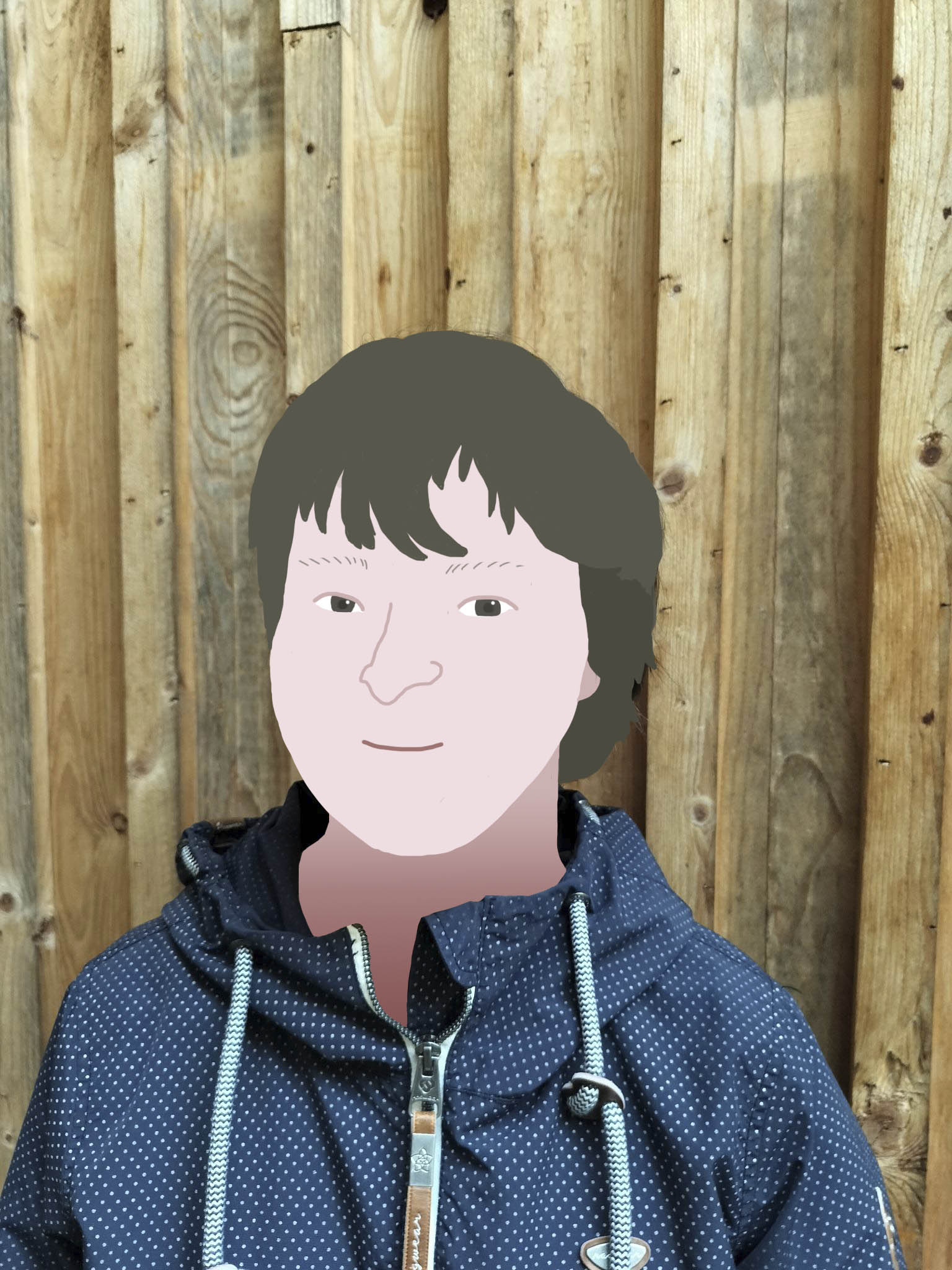 Janine hat kurze dunkelblonde Haare und lächelt in die Kamera. Janine steht vor einer Holzwand.